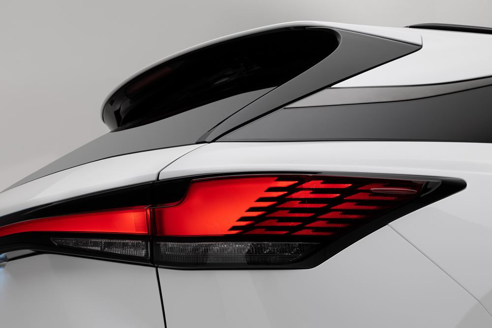 Le grand SUV premium Lexus RX affiche un caractère affirmé