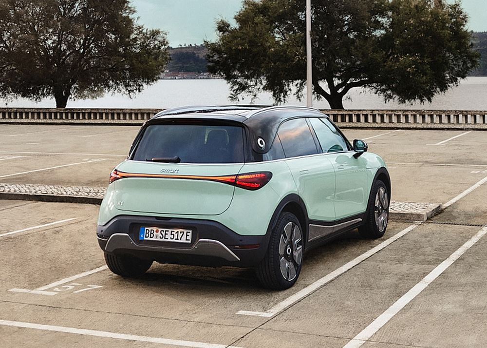 Le SUV urbain cinq places électrique smart #1 affiche des porte-à-faux courts