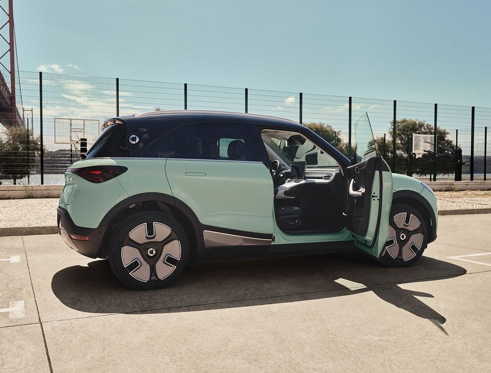 Le SUV urbain cinq places électrique smart #1 affiche des porte-à-faux courts