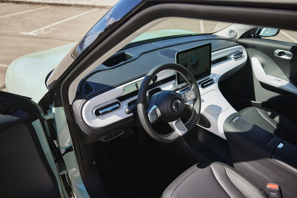 Le SUV urbain cinq places électrique smart #1 affiche des porte-à-faux courts