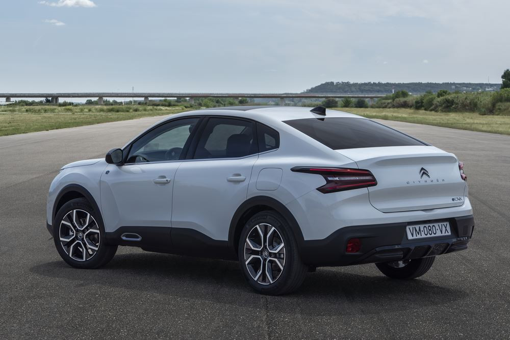 La Citroën C4 X affiche une posture surélevée et une silhouette fastback