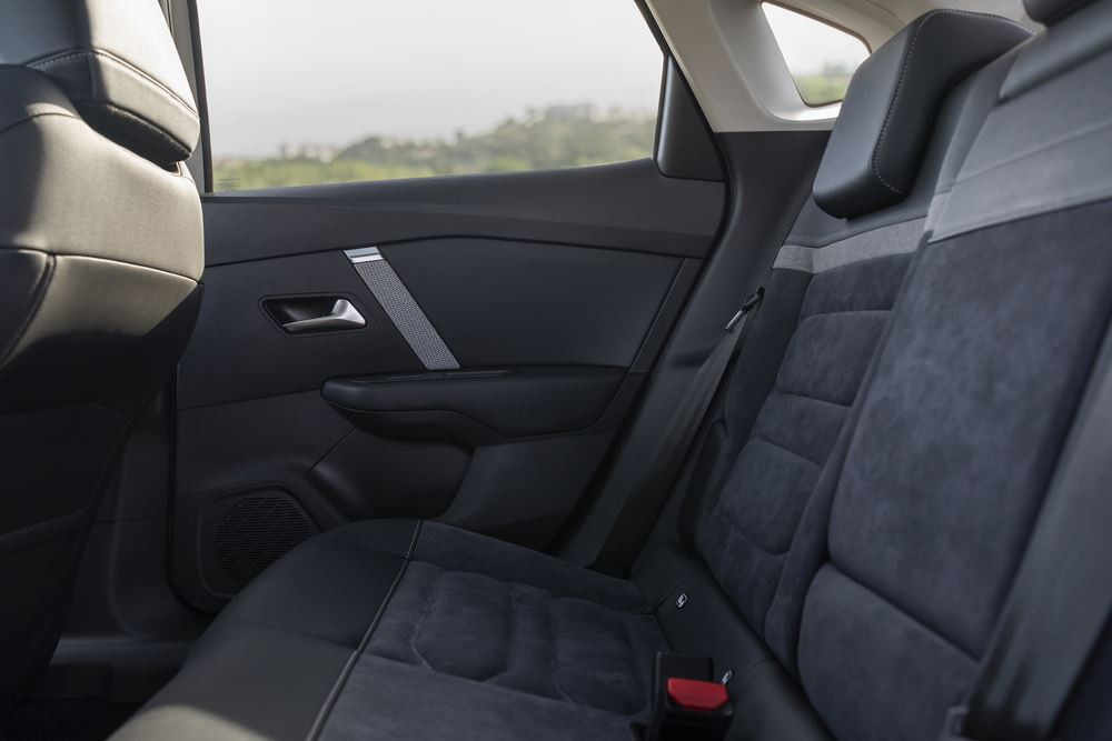 La Citroën C4 X affiche une posture surélevée et une silhouette fastback