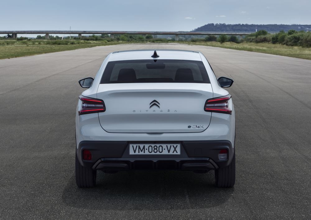 La Citroën ë-C4 X électrique revendique jusqu'à 360 km d'autonomie théorique