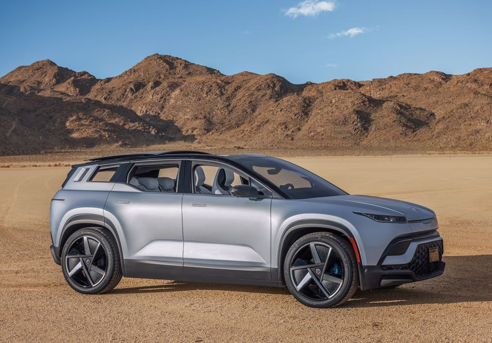 Le SUV électrique Fisker Ocean affiche une silhouette sculptée à l'allure audacieuse
