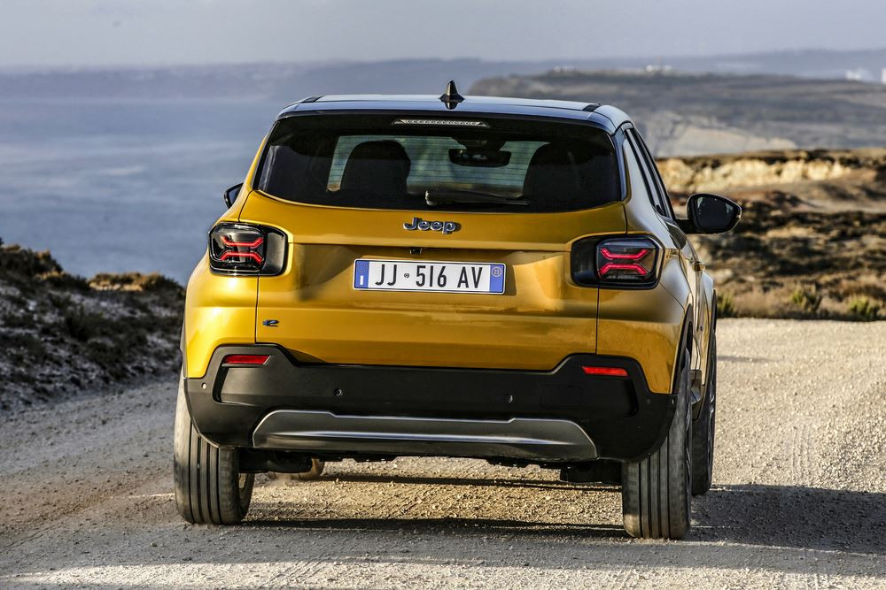 Le SUV urbain électrique Jeep Avenger affiche une autonomie jusqu'à 389-404 kilomètres
