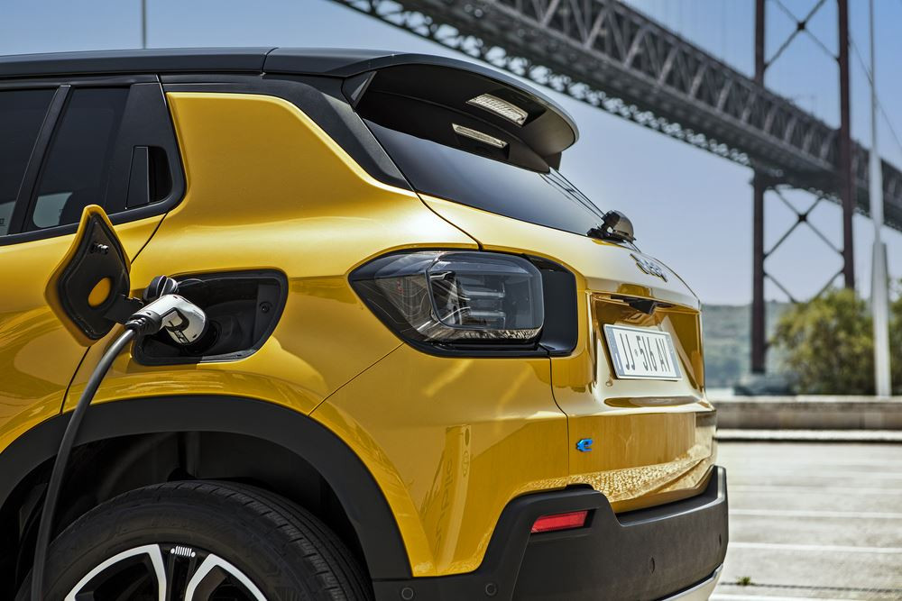 Le SUV urbain électrique Jeep Avenger affiche une autonomie jusqu'à 389-404 kilomètres