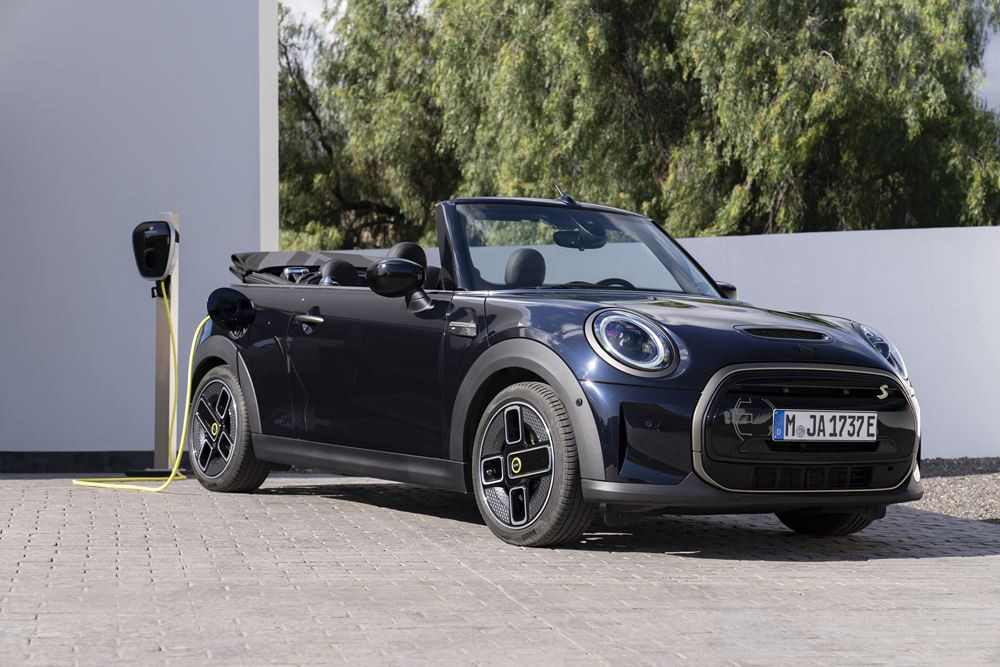 Le MINI Cooper SE Cabrio électrique affiche une autonomie de 201 kilomètres