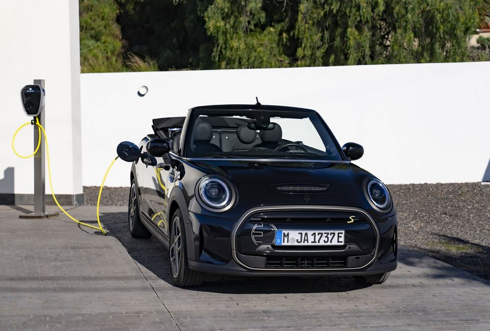 Le MINI Cooper SE Cabrio électrique affiche une autonomie de 201 kilomètres
