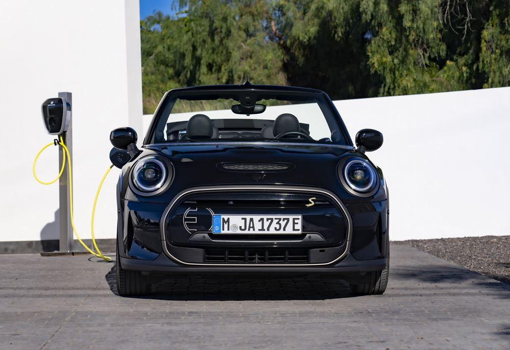 Le MINI Cooper SE Cabrio électrique affiche une autonomie de 201 kilomètres