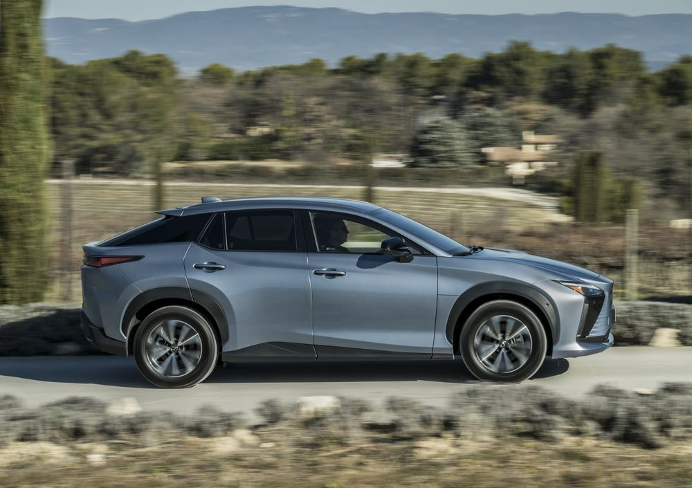 Le Lexus RZ 450e électrique exploite le potentiel de la technologie électrique
