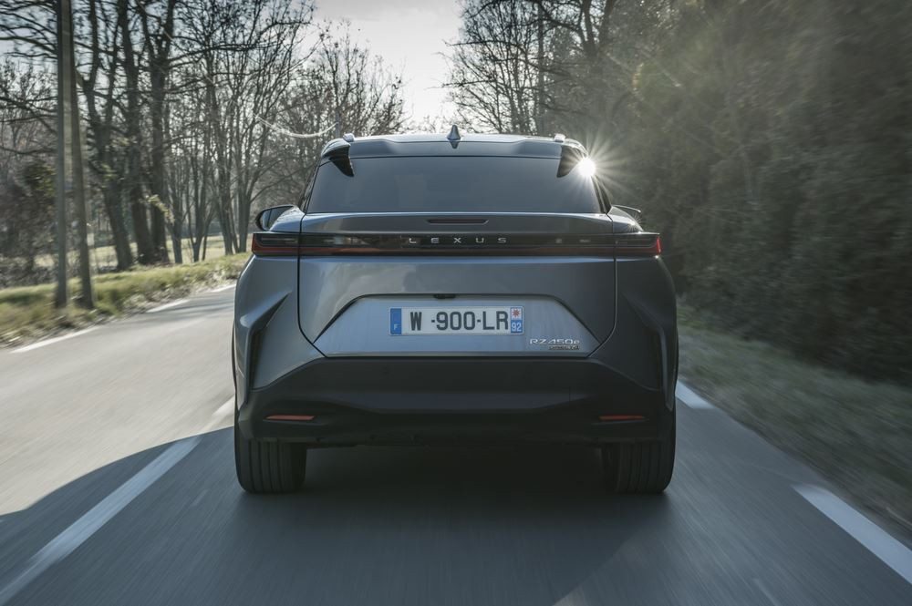 Le Lexus RZ 450e électrique exploite le potentiel de la technologie électrique