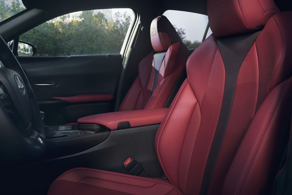 Le SUV compact Lexus UX hybride auto-rechargeable s'offre des améliorations