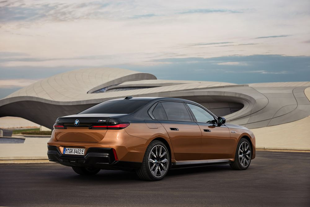 La BMW i7 M70 xDrive haute performance génère une puissance maximale de 660 ch