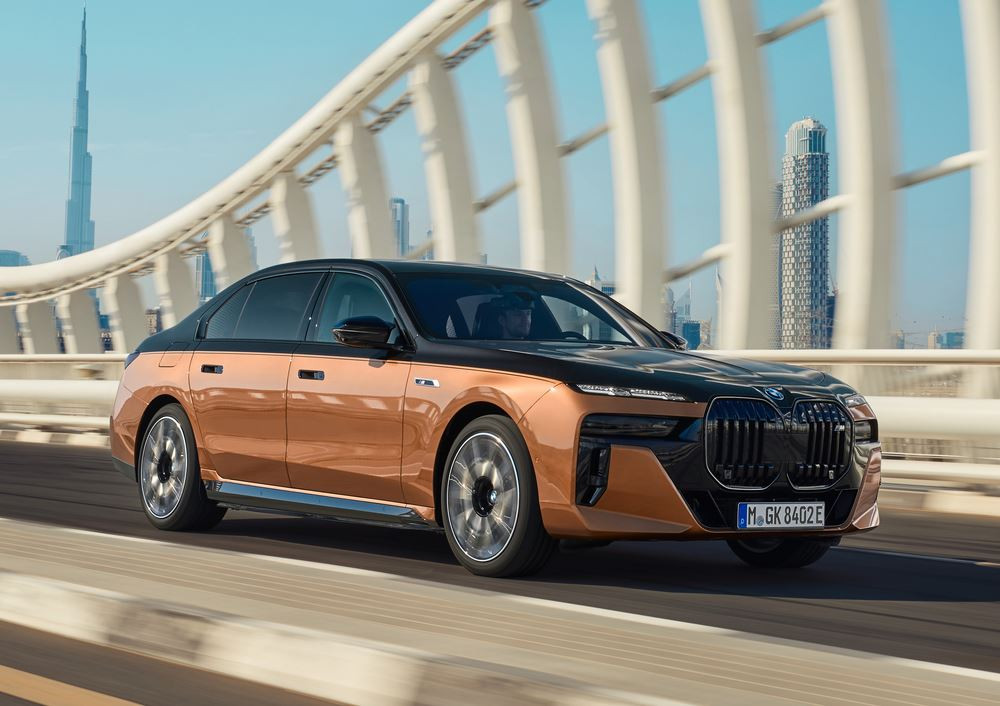 La BMW i7 M70 xDrive haute performance génère une puissance maximale de 660 ch