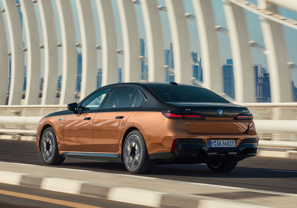 La BMW i7 M70 xDrive haute performance génère une puissance maximale de 660 ch