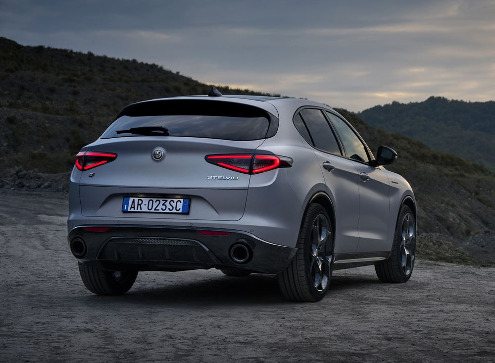 Le SUV sportif Alfa Romeo Stelvio réinterprète la calandre caractéristique « Trilobo »