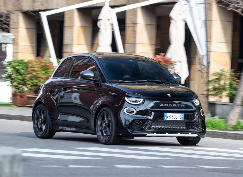 L'Abarth 500e électrique revendique une expérience de conduite urbaine stimulante