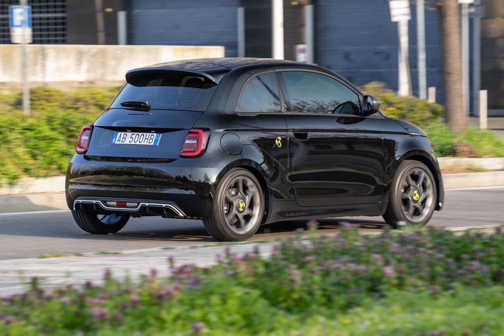 L'Abarth 500e électrique revendique une expérience de conduite urbaine stimulante