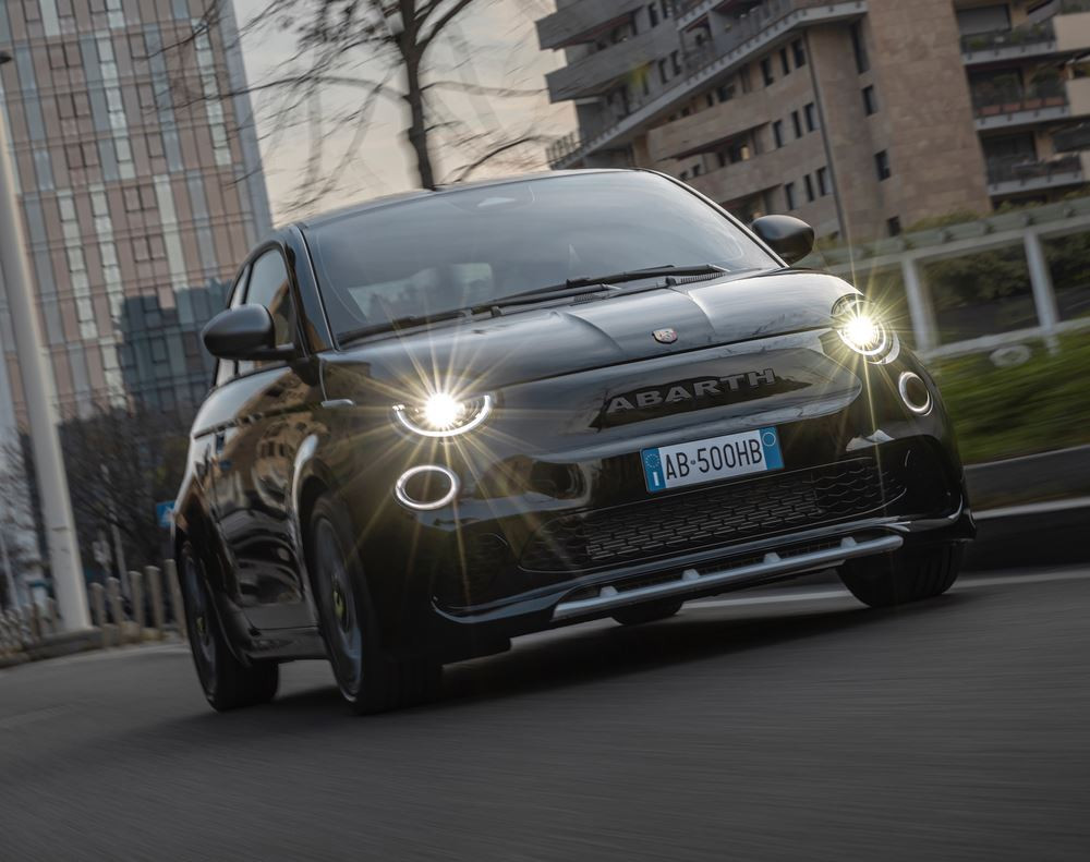 L'Abarth 500e électrique revendique une expérience de conduite urbaine stimulante