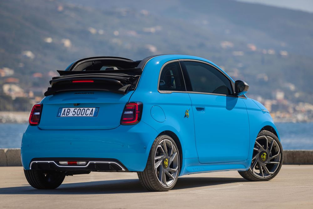 L'Abarth 500e cabriolet électrique revendique une expérience de conduite urbaine cheveux au vent stimulante