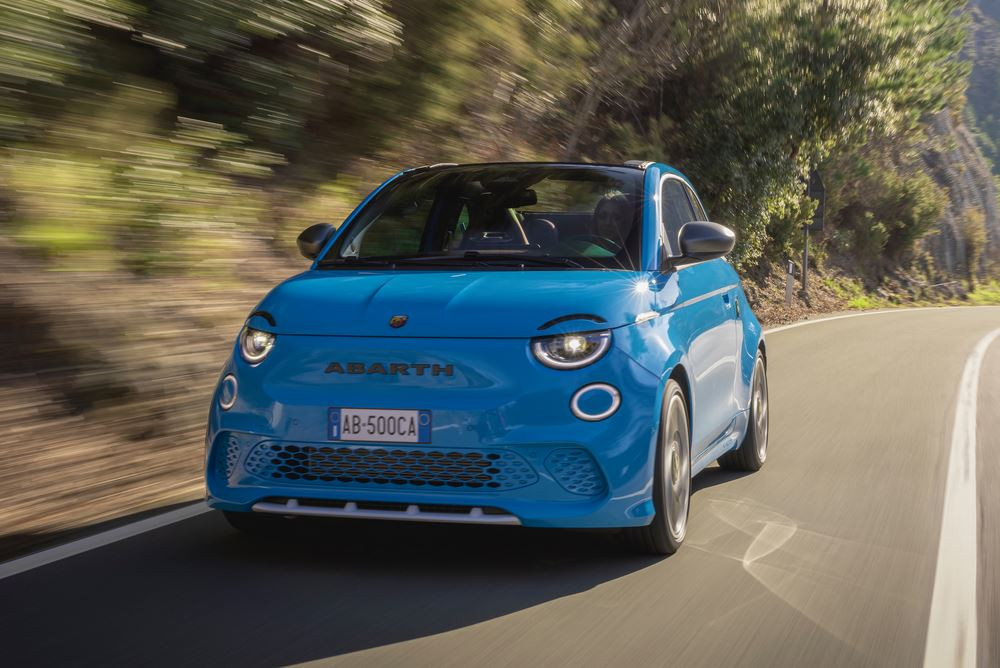 L'Abarth 500e cabriolet électrique revendique une expérience de conduite urbaine cheveux au vent stimulante