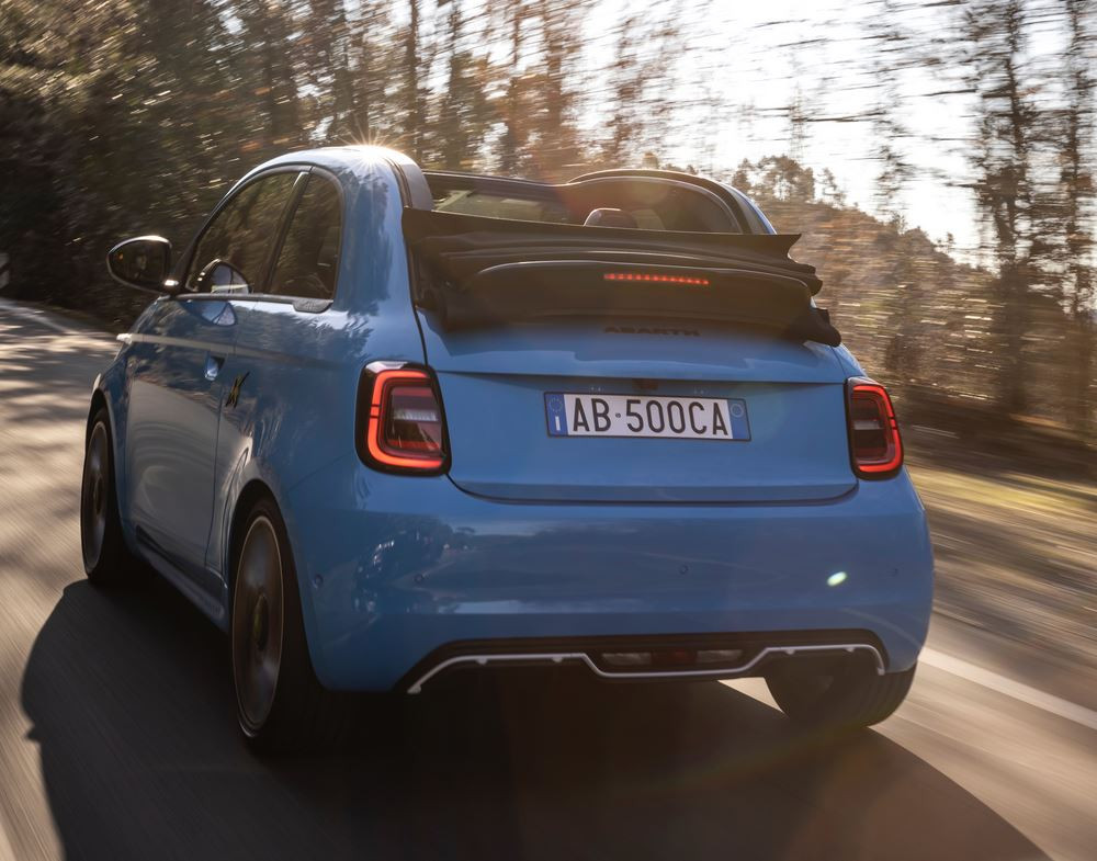 L'Abarth 500e cabriolet électrique revendique une expérience de conduite urbaine cheveux au vent stimulante