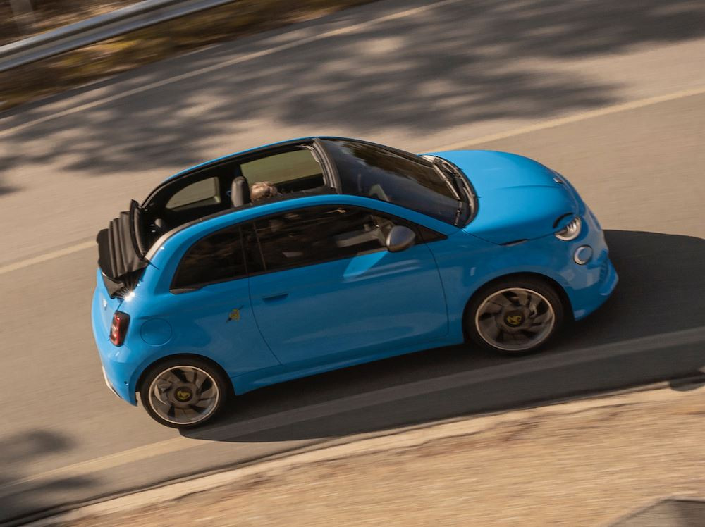 L'Abarth 500e cabriolet électrique revendique une expérience de conduite urbaine cheveux au vent stimulante