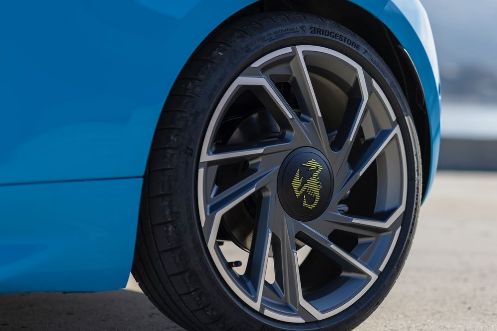 L'Abarth 500e cabriolet électrique revendique une expérience de conduite urbaine cheveux au vent stimulante