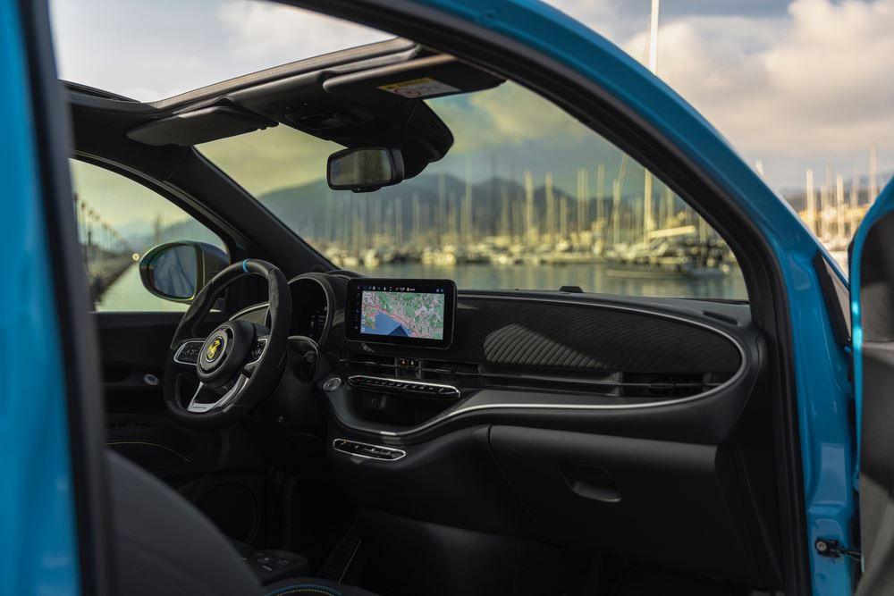 L'Abarth 500e cabriolet électrique revendique une expérience de conduite urbaine cheveux au vent stimulante