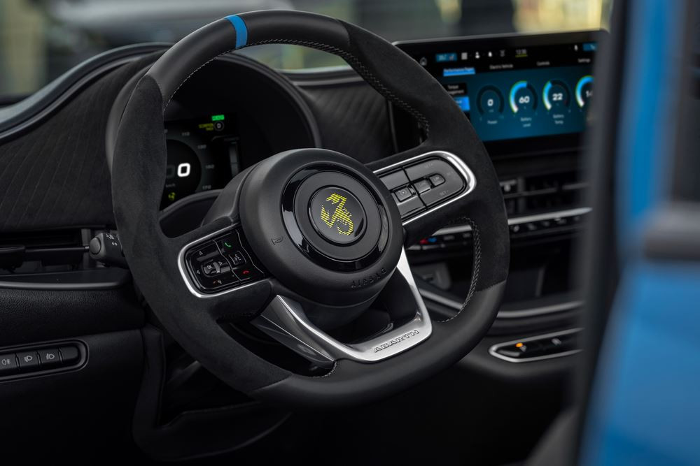 L'Abarth 500e cabriolet électrique revendique une expérience de conduite urbaine cheveux au vent stimulante