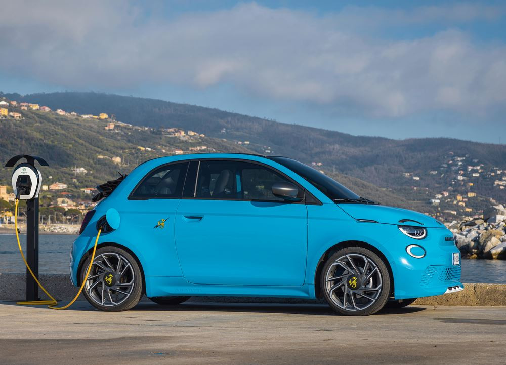 L'Abarth 500e cabriolet électrique revendique une expérience de conduite urbaine cheveux au vent stimulante