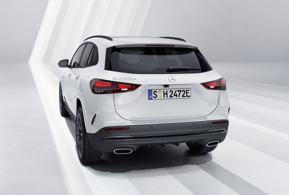 Le SUV compact sportif Mercedes-Benz GLA s'offre un design puissant retravaillé