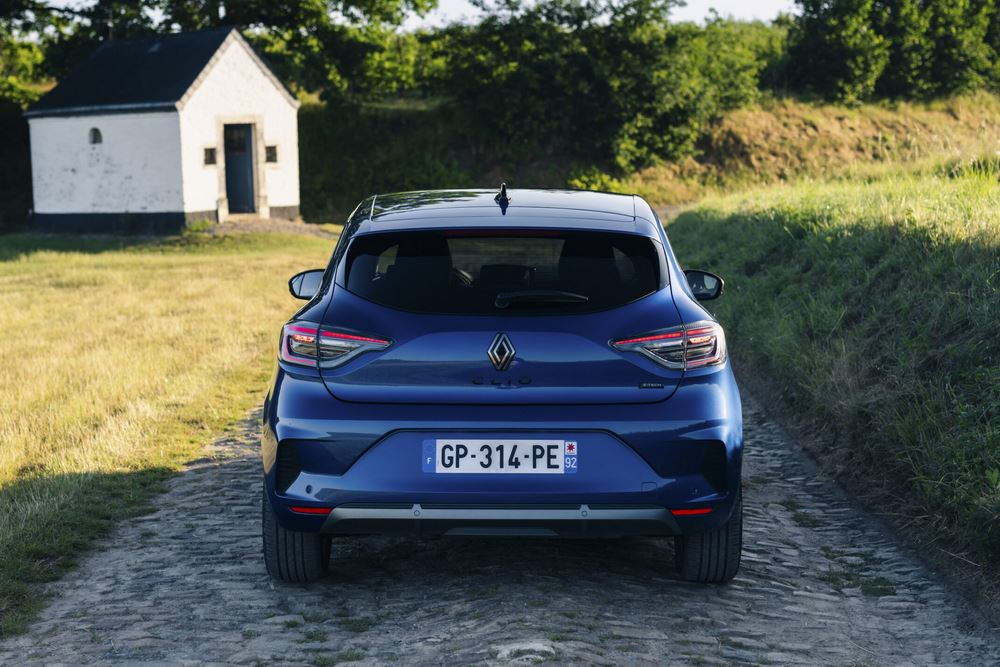 La Renault Clio restylée adopte des lignes tendues et facettées