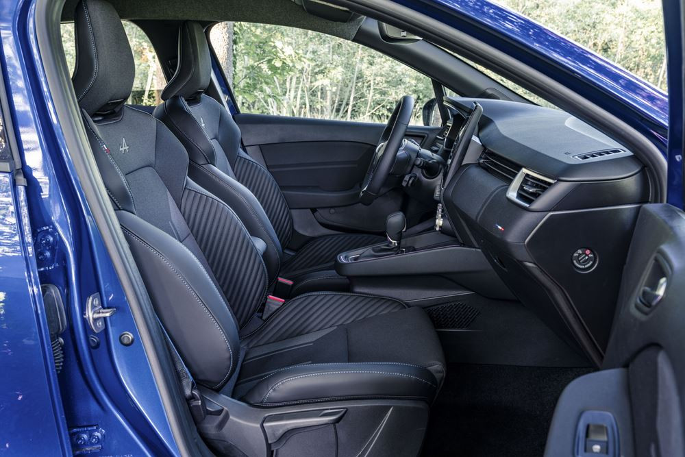 La Renault Clio restylée adopte des lignes tendues et facettées