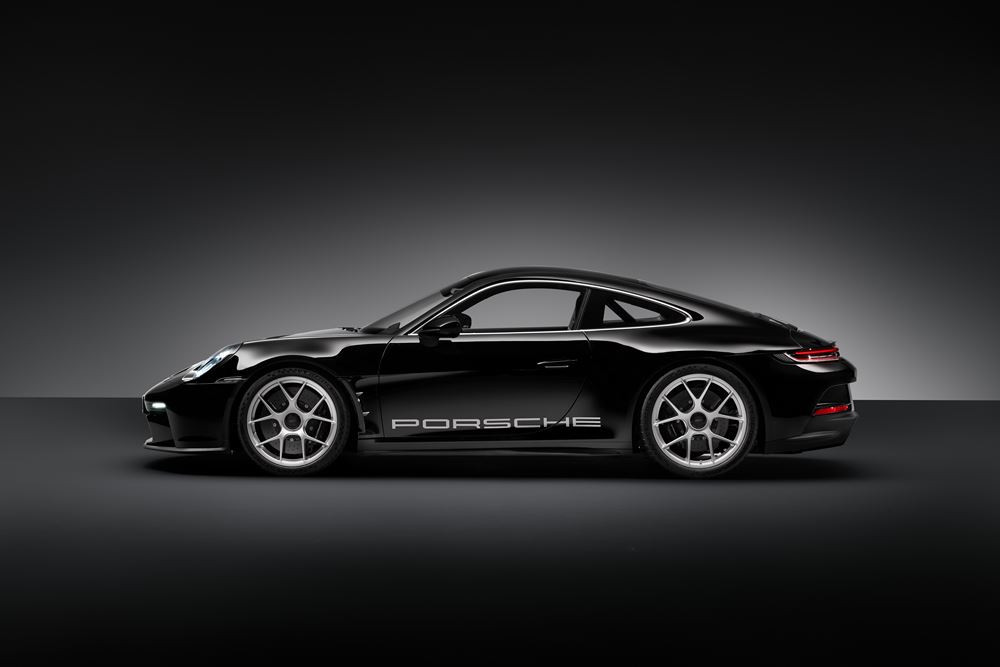 La Porsche 911 S/T est animée par un moteur atmosphérique à plat de 525 ch associé à une boîte manuelle