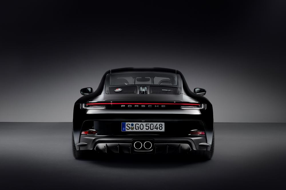 La Porsche 911 S/T est animée par un moteur atmosphérique à plat de 525 ch associé à une boîte manuelle