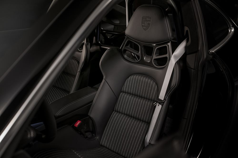 La Porsche 911 S/T est animée par un moteur atmosphérique à plat de 525 ch associé à une boîte manuelle