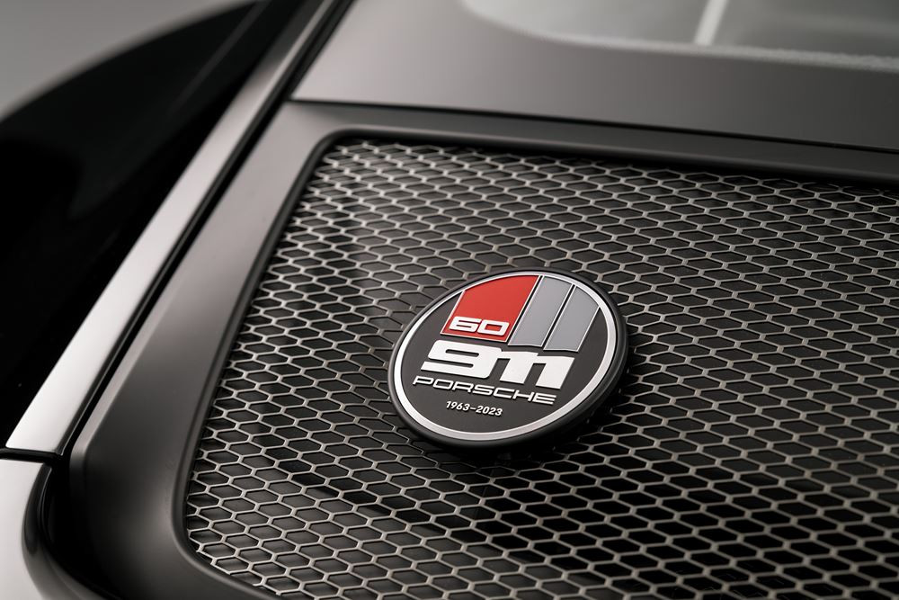 La Porsche 911 S/T est animée par un moteur atmosphérique à plat de 525 ch associé à une boîte manuelle