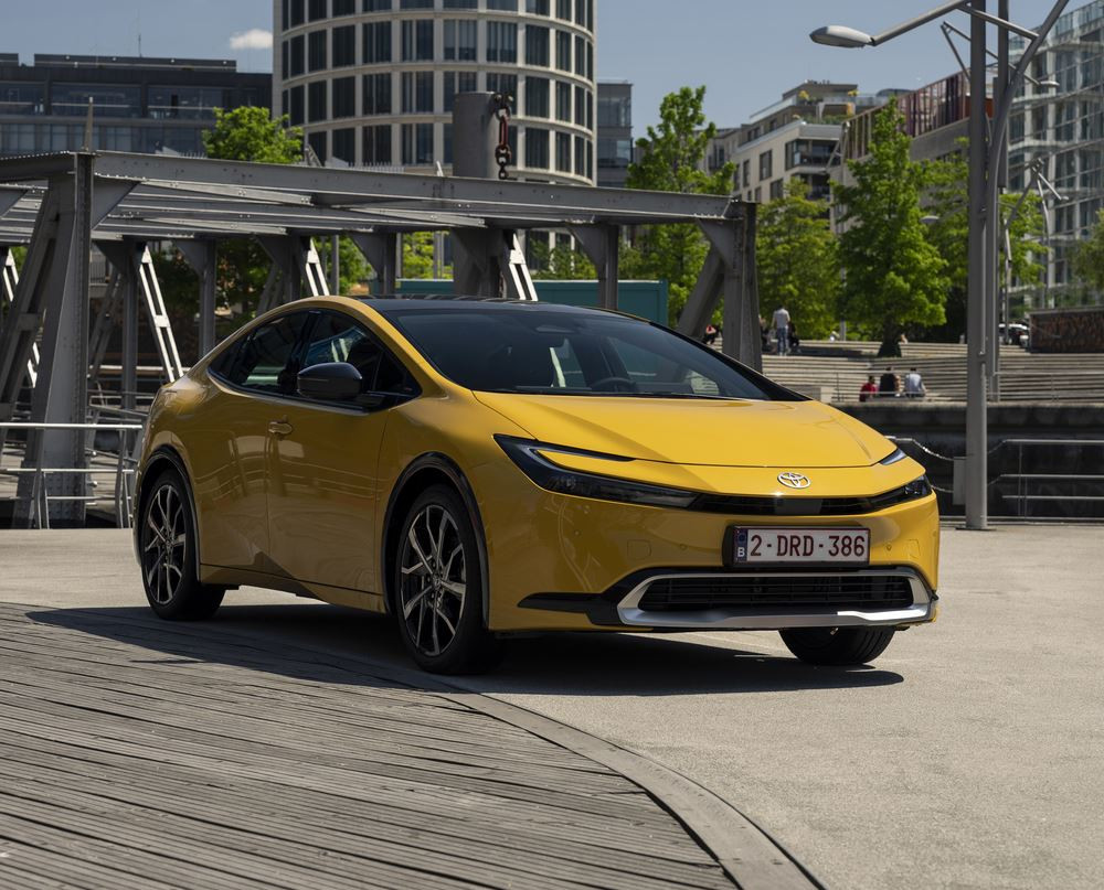 La Toyota Prius hybride rechargeable adopte une silhouette aérodynamique fluide de type coupé