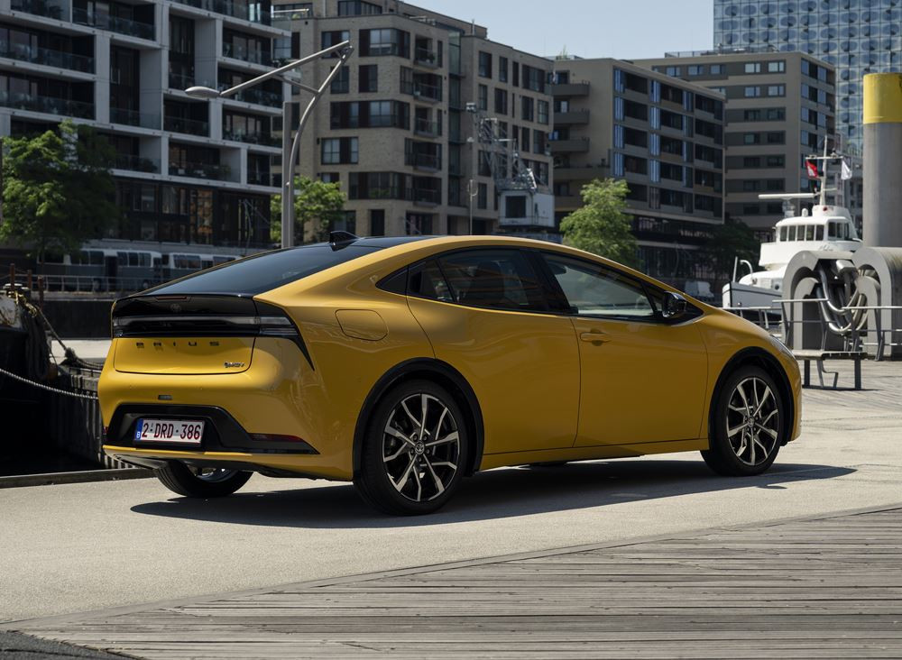 La Toyota Prius hybride rechargeable adopte une silhouette aérodynamique fluide de type coupé