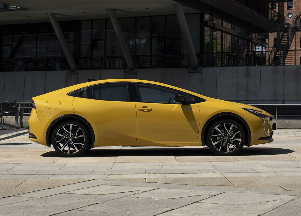 La Toyota Prius hybride rechargeable adopte une silhouette aérodynamique fluide de type coupé
