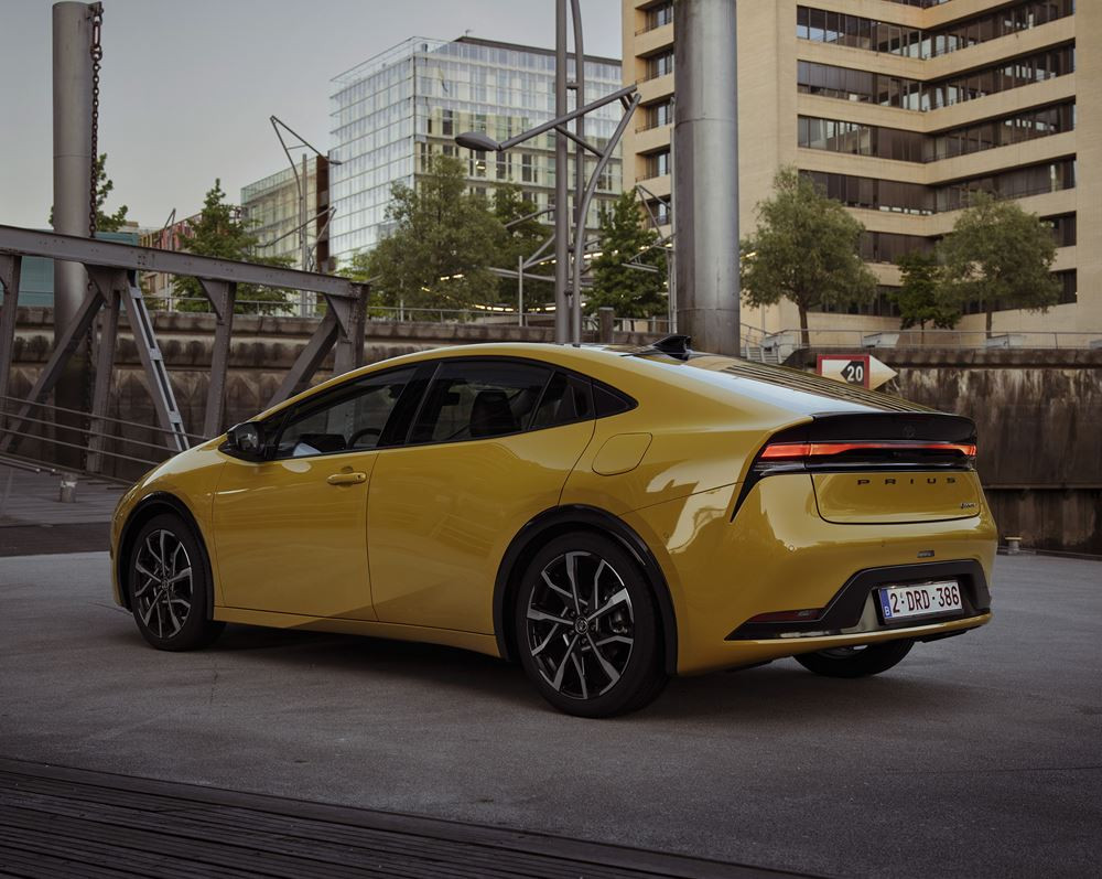 La Toyota Prius hybride rechargeable adopte une silhouette aérodynamique fluide de type coupé