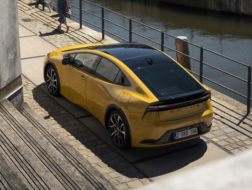 La Toyota Prius hybride rechargeable adopte une silhouette aérodynamique fluide de type coupé