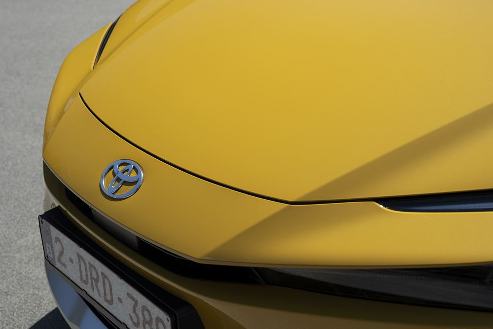 La Toyota Prius hybride rechargeable adopte une silhouette aérodynamique fluide de type coupé