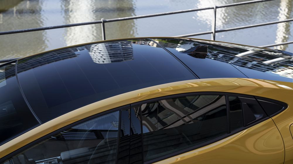 La Toyota Prius hybride rechargeable adopte une silhouette aérodynamique fluide de type coupé