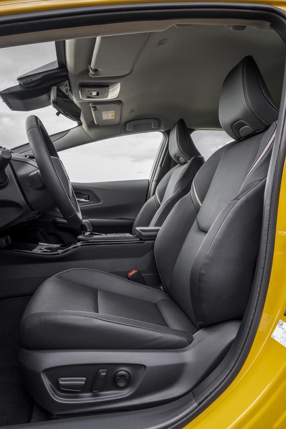 La Toyota Prius hybride rechargeable adopte une silhouette aérodynamique fluide de type coupé
