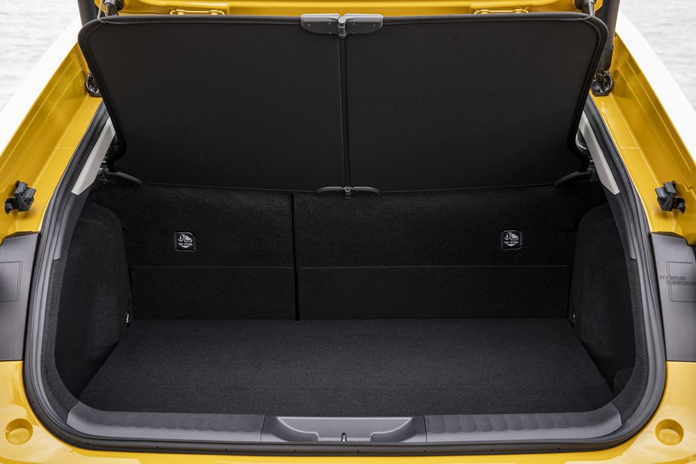 La Toyota Prius hybride rechargeable adopte une silhouette aérodynamique fluide de type coupé