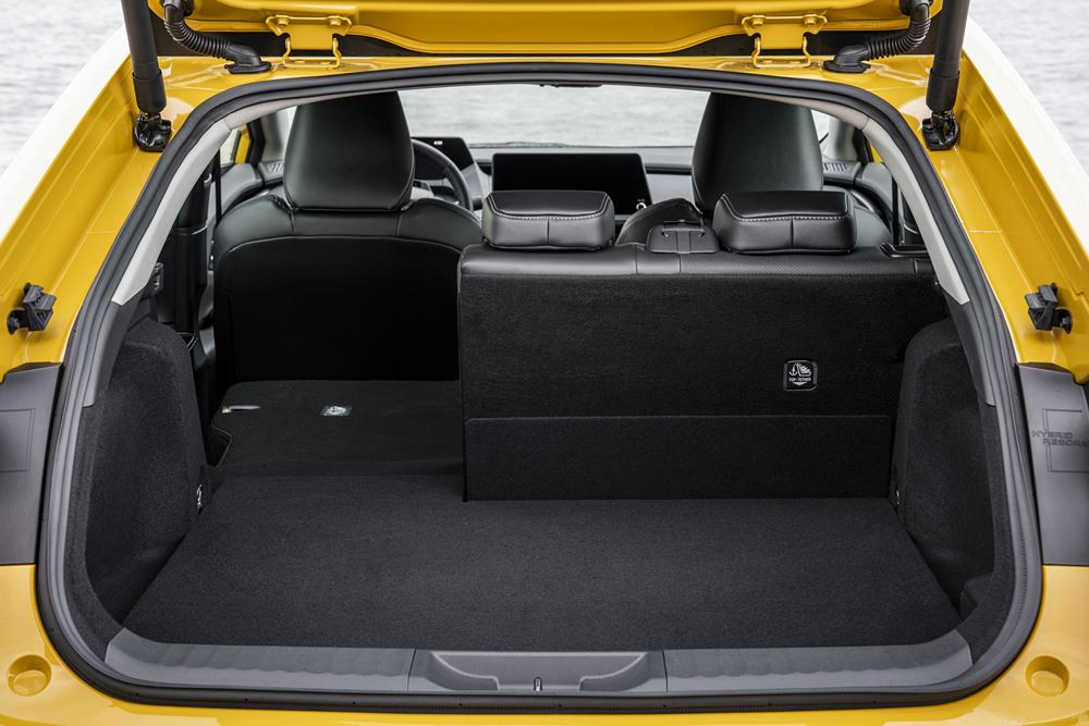 La Toyota Prius hybride rechargeable adopte une silhouette aérodynamique fluide de type coupé