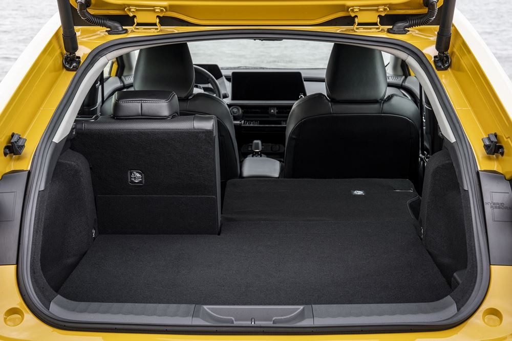 La Toyota Prius hybride rechargeable adopte une silhouette aérodynamique fluide de type coupé