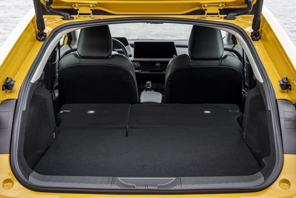La Toyota Prius hybride rechargeable adopte une silhouette aérodynamique fluide de type coupé